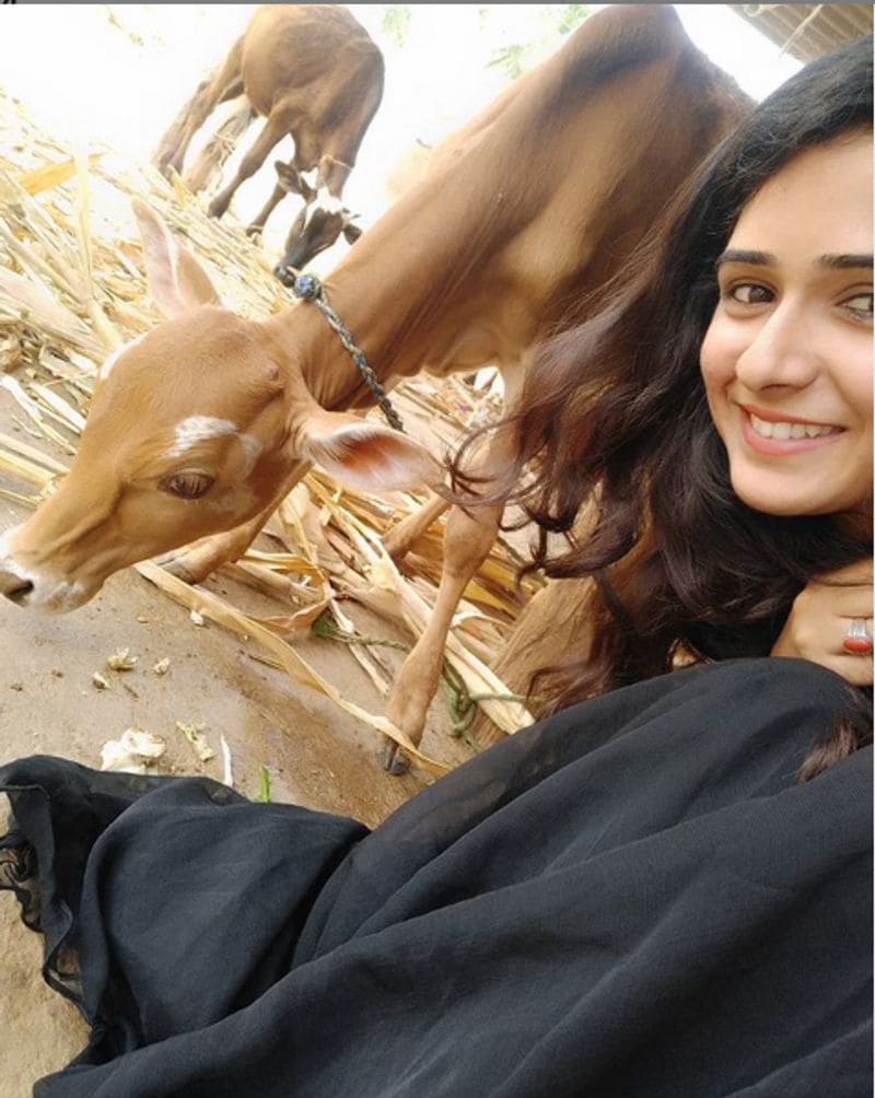 ಸುಪ್ರಿತಾ ಸತ್ಯನಾರಾಯಣ್
ಮಲೆ ಮಹಾದೇಶ್ವರ ಬೆಟ್ಟಗಳ ಬಳಿಯ ರಾಮಪುರದಲ್ಲಿದ್ದೇನೆ ಲಾಕ್ಡೌನ್ ಪ್ರಾರಂಭವಾದಾಗ ನಾನು ಯುಗಾದಿ ಹಬ್ಬಕ್ಕಾಗಿ ಇಲ್ಲಿದ್ದೆ. ನನ್ನ ಅಜ್ಜಿ ಮತ್ತು ಇತರ ಸಂಬಂಧಿಕರೂ ಇದ್ದಾರೆ. ಗಂಟೆಗಳ ಕಾಲ ಮಾತನಾಡುತ್ತೇವೆ ಮತ್ತು ಒಟ್ಟಿಗೆ ಮಜಾ ಮಾಡುತ್ತಿದ್ದೇವೆ.
