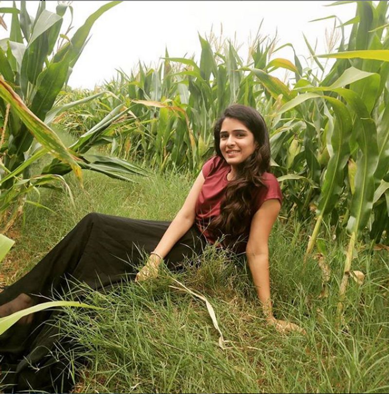 ಸುಪ್ರಿತಾ ಸತ್ಯನಾರಾಯಣ್ ತಮ್ಮ ಅಜ್ಜಿ ಊರಲ್ಲಿ.
