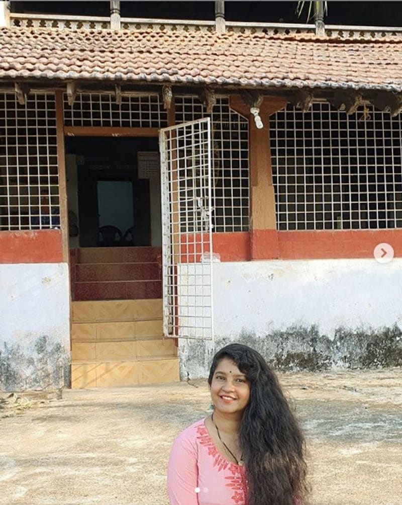 ತಮ್ಮ ಹಳ್ಳಿ ಮನೆಯ ಮುಂದೆ ಶುಭಾ.
