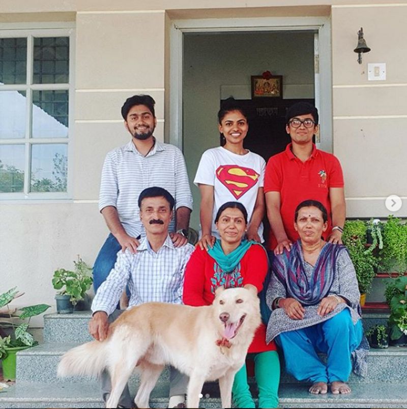 ಗಾನವಿ ಲಕ್ಷ್ಮಣ್
ಚಿಕ್ಕಮಗಳೂರಿನವರಾದ ಮಗಳು ಜಾನಕಿ ಖ್ಯಾತಿಯ ಗಾನವಿಗೆ ತಮ್ಮೂರು ಆತ್ಮ ಸಾಕ್ಷಾತ್ಕಾರಕ್ಕೆ ಸೂಕ್ತ ವಾತಾವರಣ ಕಲ್ಪಿಸಿದೆಯಂತೆ. ನನ್ನ ಕಸಿನ್ಗಳ ಜೊತೆ ಆಟವಾಡುತ್ತ ಬ್ಯುಸಿಯಾಗಿರಯತ್ತೇನೆ. ಇಲ್ಲಿ ಜೊತೆಯಲ್ಲಿರುವ ತಂದೆ ತಮ್ಮ ಜೀವನದ ಅನುಭವಗಳನ್ನು ಹಂಚಿಕೊಳ್ಳುತ್ತಲೇ ಇರುತ್ತಾರೆ.
