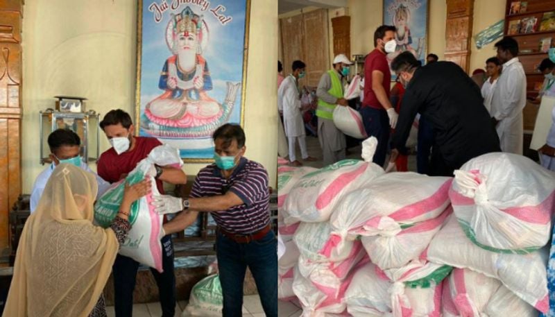 कोरोना आपदा के समय आफरीदी पाकिस्तान में लोगों की मदद कर रहे हैं। वो लोगों को राहत सामग्री मुहैया करवा रहे हैं। ऐसे में वो लगातार चर्चा में बने हुए थे। इस बीच क्रिकेटर का नफरत भरा वीडियो सामने आया है जिस पर लोग जमकर गुस्सा जाहिर कर रहे हैं। 
