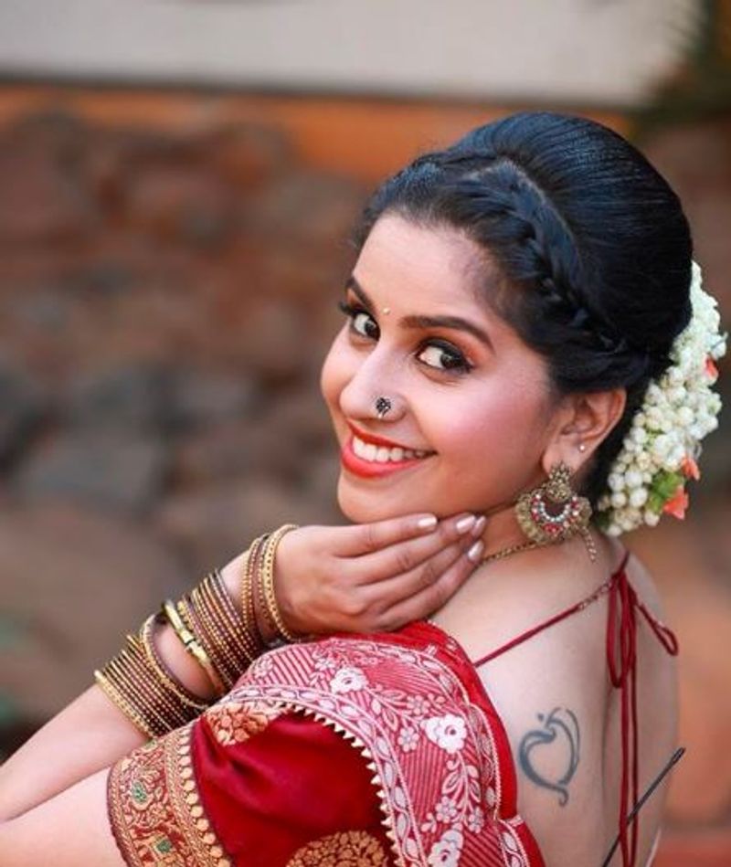 ಮಂಗಳೂರಿನ ತುಳು ಕುಟುಂಬದಲ್ಲಿ ಅನುಶ್ರೀ ಅವರು ಜನಿಸಿದರು. 
