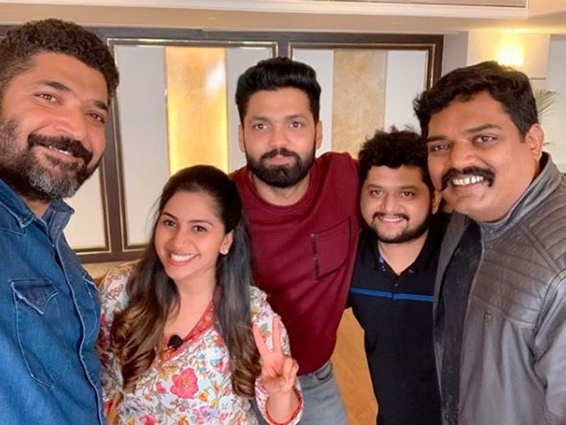 ಅನುಶ್ರೀ ಅವರು ಪವರ್ ಸ್ಟಾರ್ ಪುನೀತ್ ರಾಜ್ ಕುಮಾರ್ ಅವರ ಅಪ್ಪಟ ಅಭಿಮಾನಿಯಾಗಿದ್ದಾರೆ. 