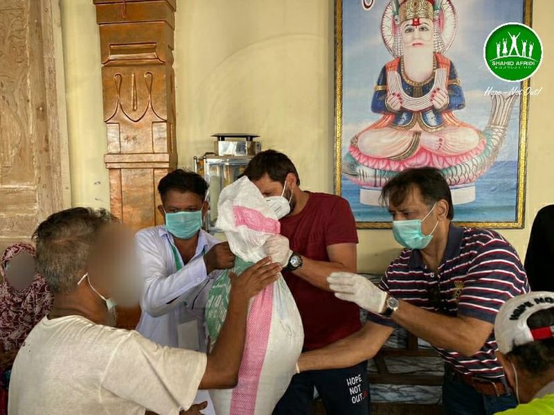 ಪಾಕ್ ನಲ್ಲಿನ ದೇವಾಲಯಕ್ಕೆ ತೆರಳಿ ಅಲ್ಲಿಯ ಜನರಿಗೆ ನಿಮ್ಮೊಂದಿಗೆ ನಾನಿದ್ದೇನೆ ಎಂದು ಧೈರ್ಯ ತುಂಬಿದ್ದಾರೆ.