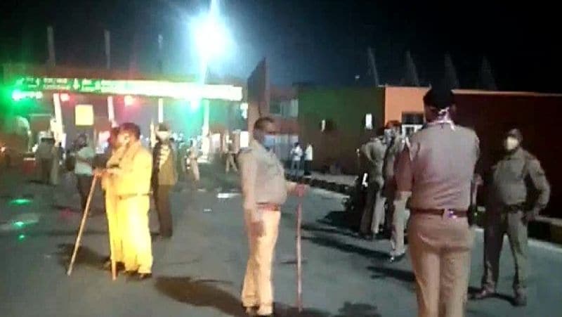 <p><br />
मामले की जानकारी देते हुए मुजफ्फरनगर पुलिस स्टेशन के SHO अनिल कपरवान ने बताया, “हमें रात को 11 बजे के आसपास सूचना मिली कि NH-9 पर चल रहे कुछ लोगों को रोहाना टोल प्लाजा के पास एक बस ने टक्कर मार दी। घटनास्थल पर पहुंचने पर स्थानीय लोगों ने बताया कि दुर्घटना के शिकार लोग माइग्रेंट थे।</p>