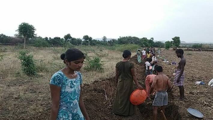 Graduated Young woman Work in Mahatma Gandhi Employment Guarantee Scheme in Haveri Graduated Young woman Work in Mahatma Gandhi Employment Guarantee Scheme in Haveri