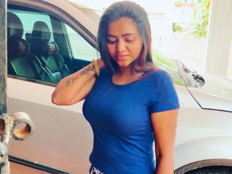 அடேங்கப்பா!!! முன்னழகை தாறுமாறாக காட்டி இளசுகளுக்கு கொக்கி போடும் ஷாலு ஷாமுவின் ஹாட் போட்டோ கேலரி...