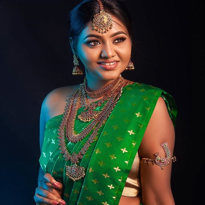 அடேங்கப்பா!!! முன்னழகை தாறுமாறாக காட்டி இளசுகளுக்கு கொக்கி போடும் ஷாலு ஷாமுவின் ஹாட் போட்டோ கேலரி...
