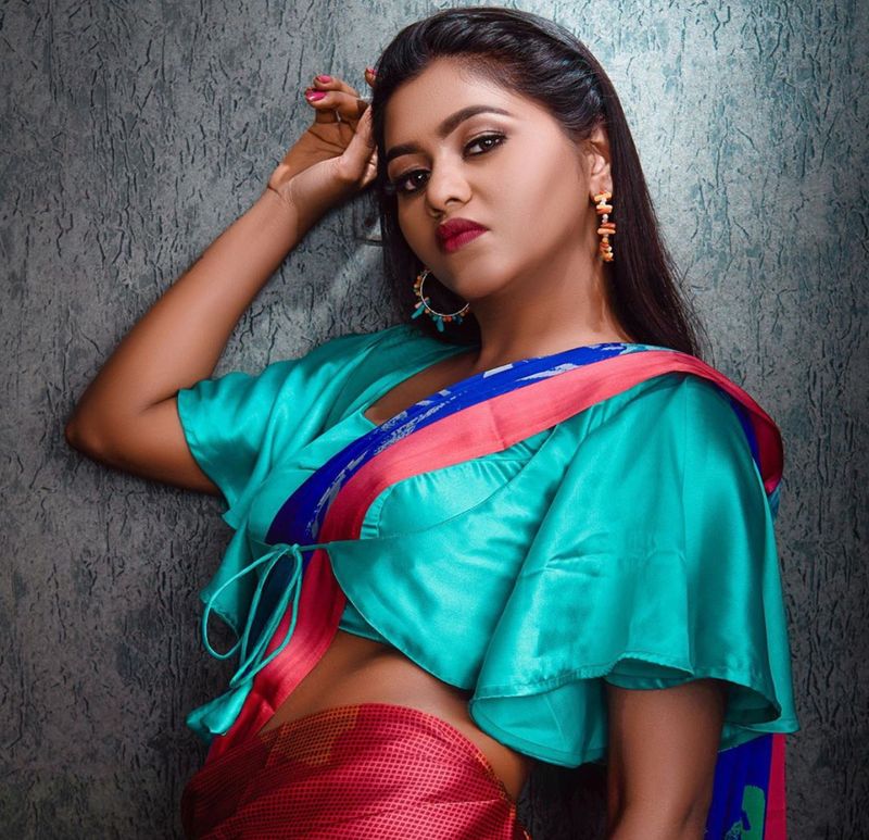 அடேங்கப்பா!!! முன்னழகை தாறுமாறாக காட்டி இளசுகளுக்கு கொக்கி போடும் ஷாலு ஷாமுவின் ஹாட் போட்டோ கேலரி...