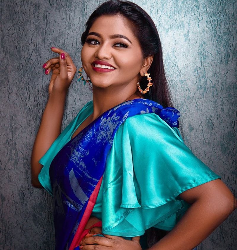 அடேங்கப்பா!!! முன்னழகை தாறுமாறாக காட்டி இளசுகளுக்கு கொக்கி போடும் ஷாலு ஷாமுவின் ஹாட் போட்டோ கேலரி...