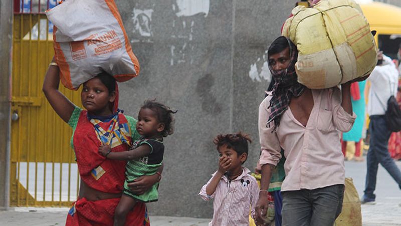 यह तस्वीर गुरुग्राम की है। सिर पर बोझ और गोद में बच्चा..एक मां के लिए कितनी तकलीफभरी राह होगी यह।
