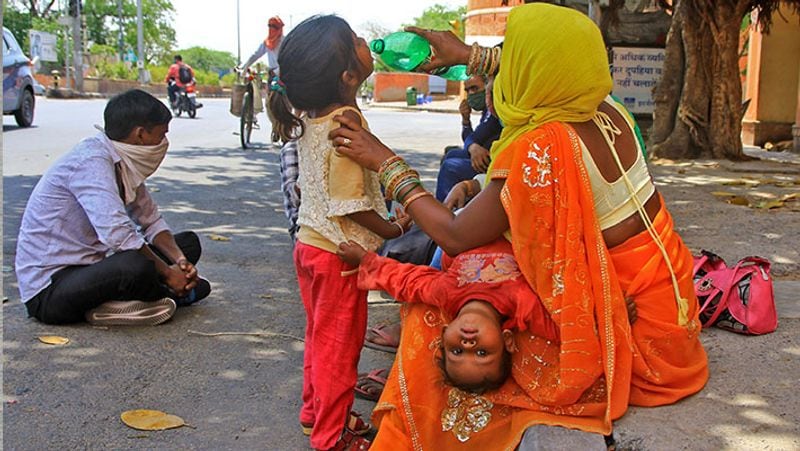 यह तस्वीर जयपुर की है। इन मासूम बच्चों के साथ मीलों पैदल चलना एक मां के लिए कितना कष्टकर होता है, सोचना भी मुश्किल है।