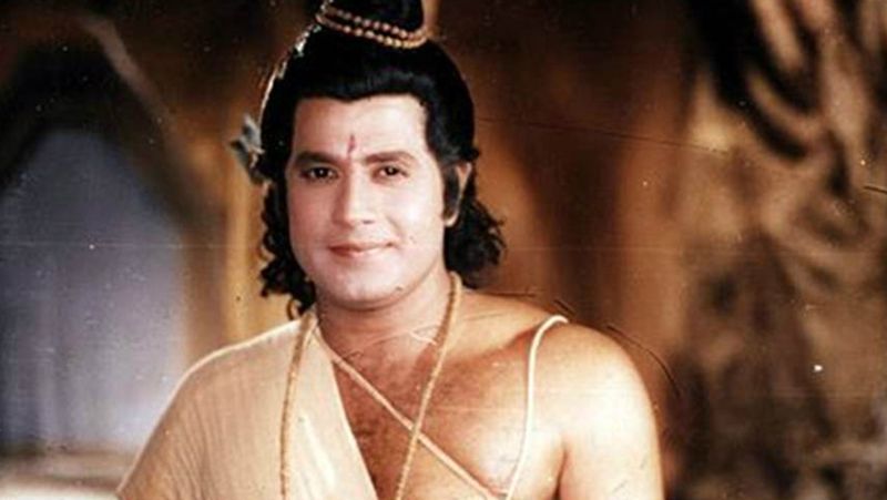 रामायण जब पहले प्रसारित किया जाता था तो लोग तब अरुण गोविल को ही असली में राम समझ बैठते थे। गलियों में सन्नाटा होता था और लोग चप्पल-जूते उतारकर टीवी के सामने बैठ जाया करते थे। वो रामायण का बड़ा सम्मान करते थे। अरुण राम का रोल प्ले करते थे, इसलिए लोग उनकी बड़ी इज्जत भी लोग करते हैं।