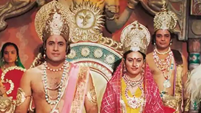 एक इंटरव्यू के दौरान अरुण गोविल ने वो किस्सा सुनाया जब एक महिला ने अपने बीमार बच्चे को उनके पैरों में रख दिया था। बात तब की है जब गोविल ने राम का गेटअप नहीं लिया था और वह सेट पर हाफ पैंट और टीशर्ट पहन कर बैठे हुए थे।