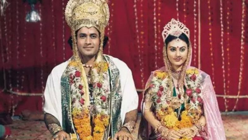 इस पर गोविल उठे और दरवाजे के पास चले गए। वो औरत बहुत हड़बड़ी में आई और राम जी कहां हैं, राम जी कहां हैं चिल्लाने लगी।