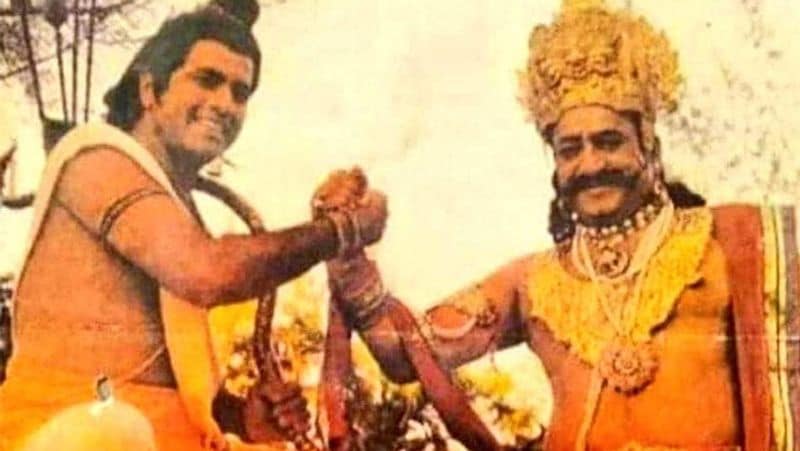 अरुण ने कहा कि वो महिला बहुत परेशान थी। उसकी गोद में जो बच्चा था उसने लाकर उस बच्चे को अरुण के पैरों में रख दिया और कहा कि इस बच्चे को बचा लो।