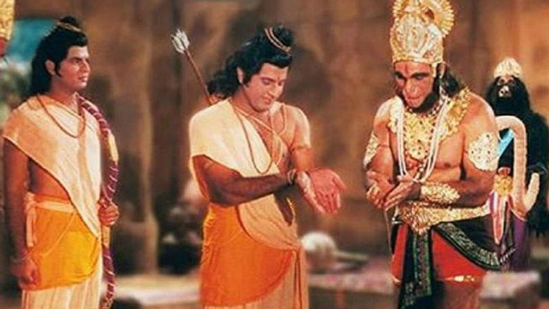 गोविल ने बताया कि कुछ समझ नहीं आने पर उन्होंने आंखें बंद करके ईश्वर से प्रार्थना की कि बच्चे के लिए जो कर सकें कर दें। महिला वहां से चली गई लेकिन तीन दिन बाद वो वापस उस सेट पर गोविल से मिलने आई और इस दिन उसका बच्चा उसके साथ उसकी उंगली पकड़ कर चल रहा था।