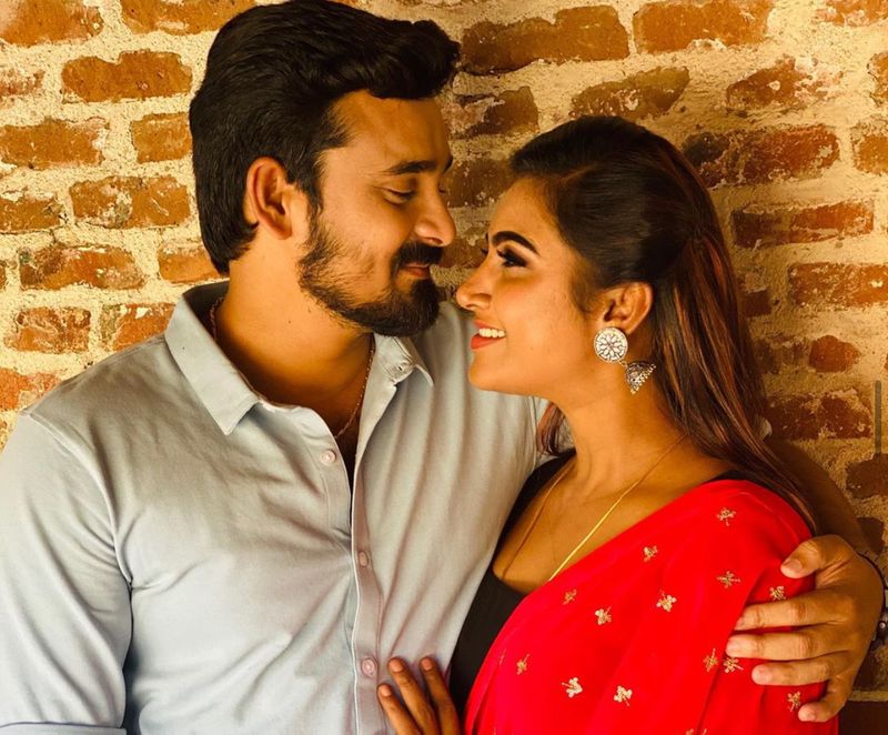 வர வர மெருகேறிட்டே போறாங்களே.... மைனா நந்தினியின் இதுவரை யாரும் பார்த்திடாத புகைப்படங்கள் !! 