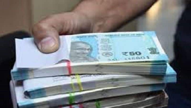साल के बीच में जुड़ने पर प्रीमियम स्ट्रक्चर
अगर कोई PMJJBY योजना से साल के बीच में जुड़ता है तो उसका प्रीमियम एप्लिकेशन की तारीख के आधार पर डिसाइड होगा, न कि अकाउंट से पैसा कटने की तरीख के आधार पर। योजना से साल के बीच में जुड़ने पर स्ट्रक्चर ऐसा होगा -
जून, जुलाई, अगस्त - सालाना प्रीमियम 330 रुपए
सितंबर, अक्टूबर, नवंबर - प्रीमियम 258 रुपए
दिसंबर, जनवरी, फरवरी - प्रीमियम 172 रुपए
मार्च, अप्रैल, मई - प्रीमियम 86 रुपए