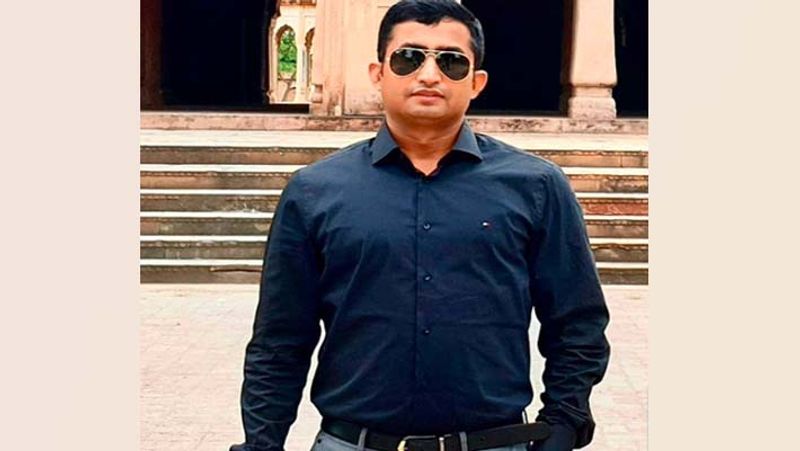 ಸಂದೀಪ್ ಅವರ ಸ್ಟೈಲ್ ಕೂಡ ಅಲ್ಲಿನ ಜನರಿಗೆ ಬಹಳ ಇಷ್ಟ. ಸ್ಟೈಲಿಶ್ ಲುಕ್ನ ಅವರ ಒಂದು ವಿಡಿಯೋ ಬಹಳಷ್ಟು ಸುದ್ದಿ ಮಾಡಿತ್ತು. ಕನ್ನಡಕ ಹಾಕಿಕೊಂಡು ಅವರು ರೋಡಿಗಿಳಿದರೆ ಯಾವ ಸಿನಿಮಾ ಹೀರೋಗೂ ಕಡಿಮೆ ಇಲ್ಲ ಎನ್ನುತ್ತಾರೆ ಅಲ್ಲಿನ ಜನ. 