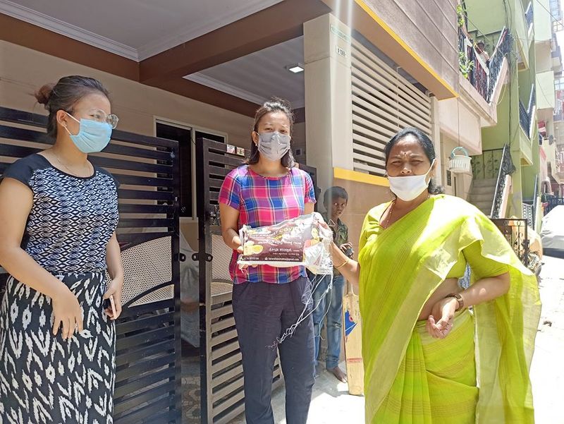 ಬೆಂಗಳೂರಿನ ಬಿಟಿಎಂ ಲೇಔಟ್ನ ಪ್ರದೇಶದಲ್ಲಿ ವಾಸಿಸುತ್ತಿರುವ ಈಶಾನ್ಯ ಭಾರತದ ಹೆಣ್ಣು ಮಕ್ಕಳಿಗೆ ಸಂಸದೆ ಶೋಭಾ ಕರಂದ್ಲಾಜೆ ದಿನಬಳಕೆಯ ಅಗತ್ಯ ವಸ್ತುಗಳನ್ನು ವಿತರಿಸಿದ್ದಾರೆ.