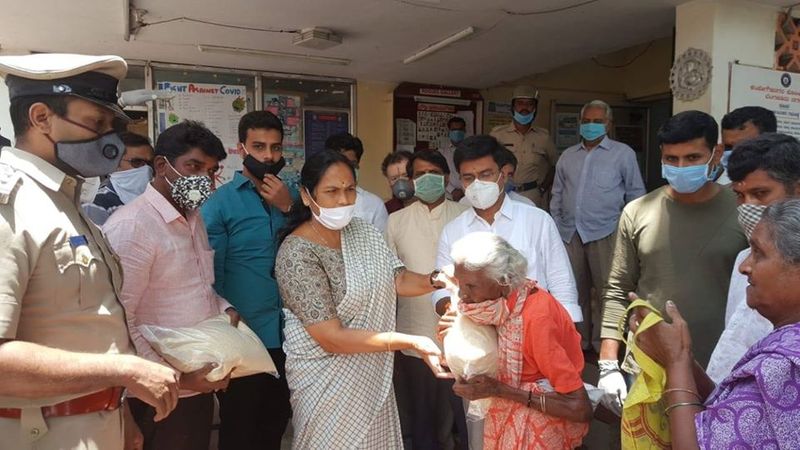ವೃದ್ಧೆಯೊಬ್ಬರು ಸಂಸದೆ ಶೋಭಾ ಅವರಿಂದ ಆಹಾರ ಕಿಟ್ ಪಡೆಯುತ್ತದೆ