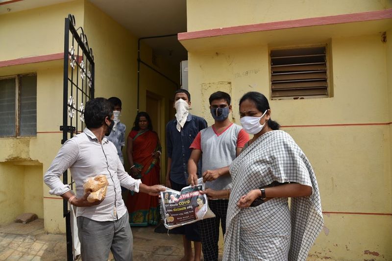 ಕೆಂಪೇಗೌಡ ನಗರ ಹಾಗೂ ಲಕ್ಕಸಂದ್ರದಲ್ಲಿ ಬಡ ಕಾರ್ಮಿಕರಿಗೆ ಆಹಾರ ಕಿಟ್ ವಿತರಿಸುತ್ತಿರುವ ಸಂಸದೆ