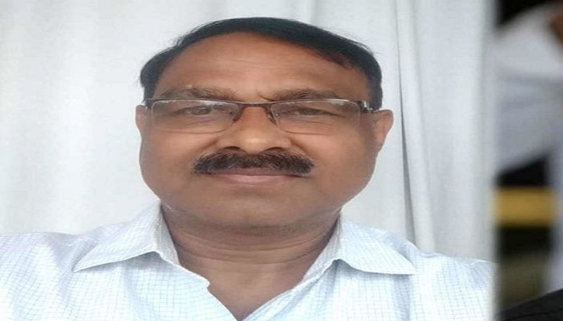सचिवालय संघ के अध्यक्ष यादवेंद्र मिश्र ने कहा कि कोरोना महामारी के नाम पर कर्मचारियों को परेशान किया जा रहा है।