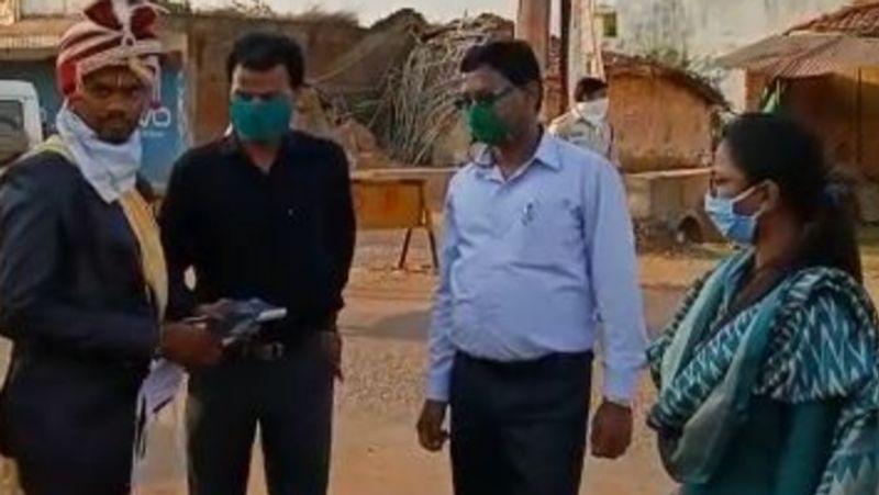 इतना ही नहीं डिप्टी कलेक्टर निकिता मंडलोई ने बिना मास्क लगाए बाजार आए दूल्हे का चालान काट 100 रुपए का जुर्माना वसूला।