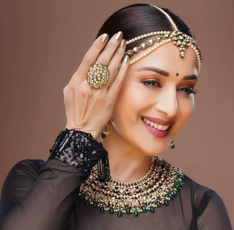 এরপর থেকেই তাঁদের সম্পর্কের সমীকরণ যায় বদলে। একে অন্যের জন্য সময় করে নিয়ে সংসার গোচ্ছাতে শুরু করেন, কখনই অপারেশন, কখনও শ্যুটিং, অন্যজন সর্বদাই থাকত প্রস্তুত।