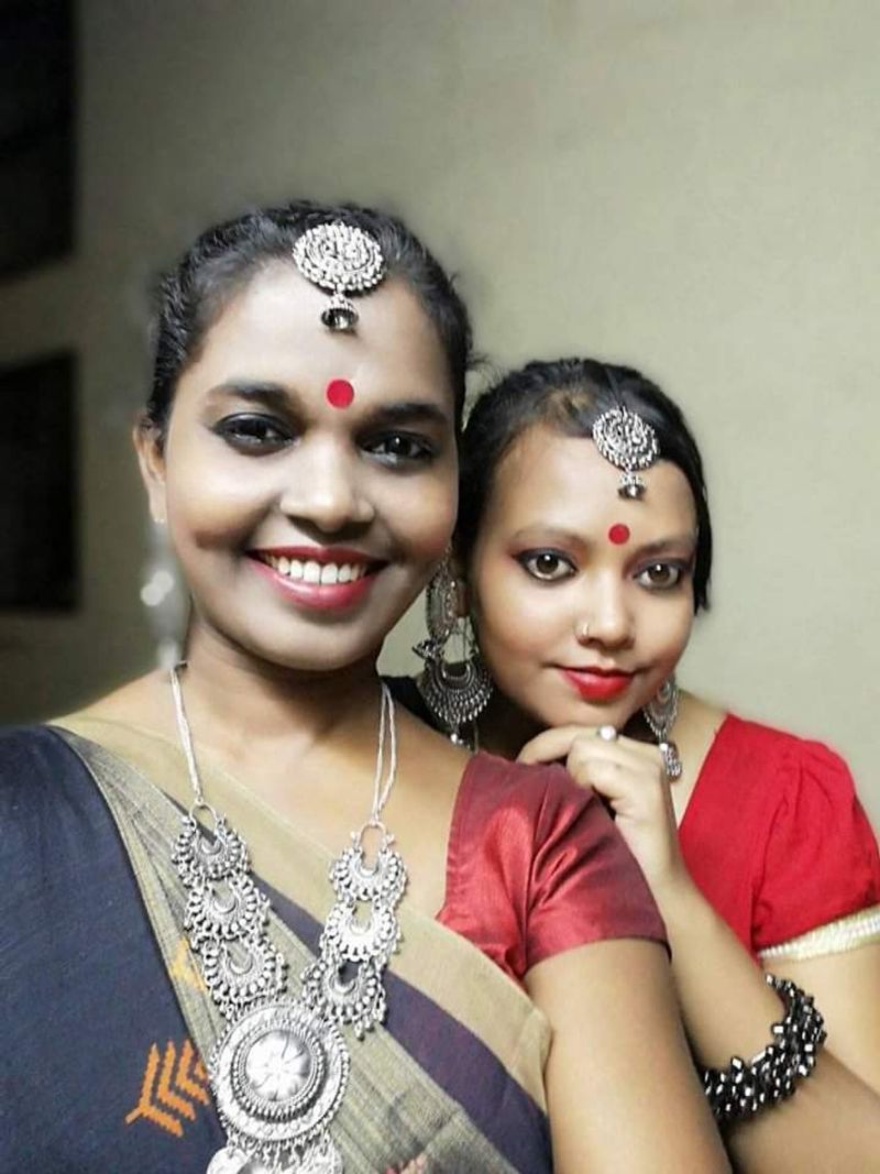 ಸುಳ್ಯ ತಾಲೂಕಿನ ಮರ್ಕಂಜ ಗ್ರಾಮದಲ್ಲಿ ನೆಲೆಸಿರುವ ಟಿ.ವಿ. ಜೋಸೆಫ್ ಮತ್ತು ಆಲಿಸ್ ಜೋಸೆಫ್ ದಂಪತಿಯ ಪುತ್ರಿ ಟಿಂಟು ಮೋಳ್ ಅವರ ಧ್ವನಿ ಇದು. ಕೇರಳ ಮೂಲದ ಈ ಕುಟುಂಬ 24 ವರ್ಷಗಳಿಂದ ಸುಳ್ಯ ಪರಿಸರದಲ್ಲಿ ನೆಲೆಸಿದೆ. 