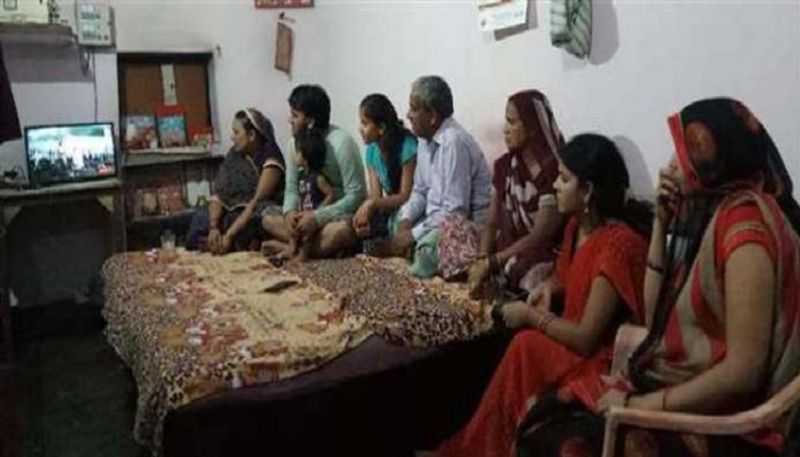 बता दें कि ऊषा ने बीएड किया है। इस 69000 उत्तर प्रदेश सहायक अध्यापक भर्ती परीक्षा में उषा को 123 नंबर प्राप्त किए हैं, जो उनके और पूरे परिवार के लिए काफी खुशी की बात है।