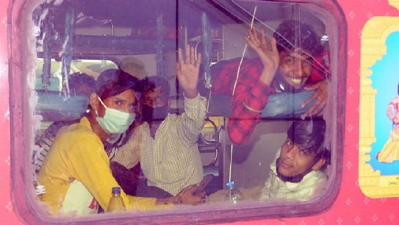 लॉकडाउन के करीब 52 दिनों तक घर जाने के लिए परेशान लोगों को जब ट्रेन में जगह मिली, तो वे खुशी से रो पड़े।