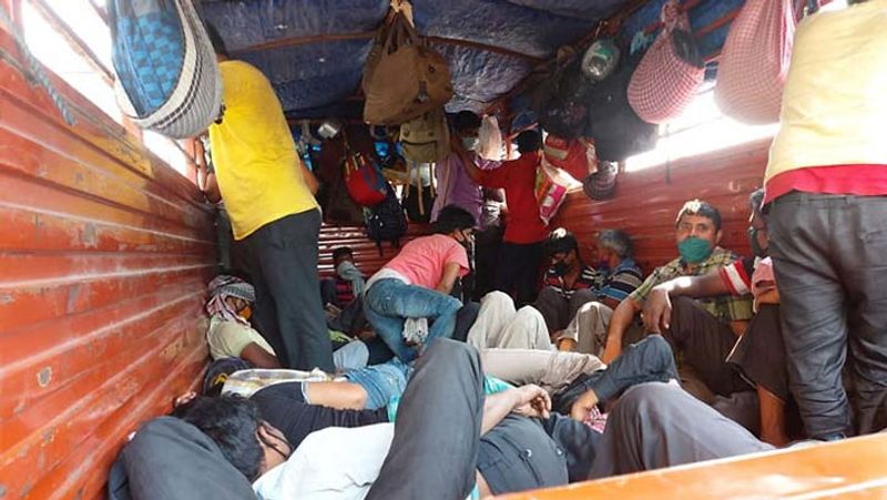 यह तस्वीर धनबाद की है। महाराष्ट्र से पैदल निकले 35 लोगों को रास्ते में एक ट्रक मिल गया। वे जब इसमें बैठे, तो ऐसे लगा..जैसे जिंदा लाशें हों।