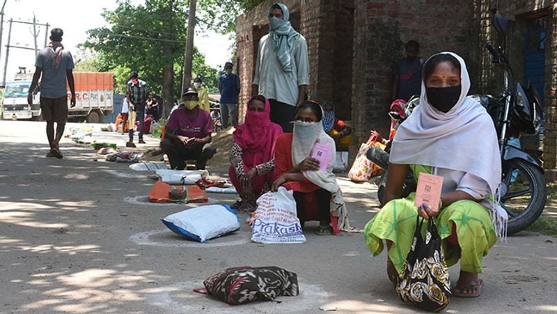 रांची के एक गांव में राशन की दुकान के बाहर बैठी महिलाएं।