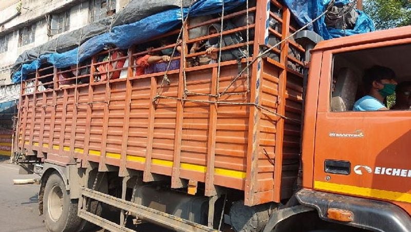 भीषण गर्मी में बंद गाड़ी में मजदूरों को बैठने की जगह मिली। वे इसी बात से खुश दिखे कि पैदल नहीं चलना पड़ेगा।