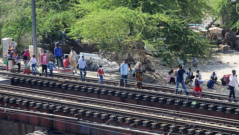 यह तस्वीर नई दिल्ली की है। महाराष्ट्र में पटरियों पर 16 लोगों की मौत के बावजूद मजदूर इस तरह ट्रैक पार करते हुए। दरअसल, ये लोग जिंदगी से इतने निराश होकर घर लौट रहे हैं कि उन्हें रास्ता ही नहीं सूझ रहा है।
