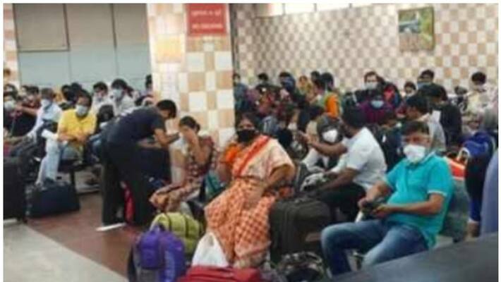 covid quarantine people come from delhi protesting in bengaluru covid quarantine people come from delhi protesting in bengaluru