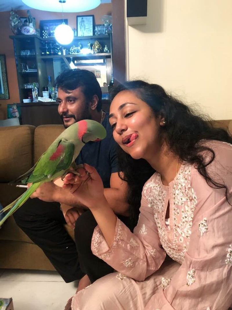 ದರ್ಶನ್ ಅನೇಕ ಸಿನಿಮಾ ಚಿತ್ರೀಕರಣದಲ್ಲಿ ವಿಜಯಲಕ್ಷ್ಮಿ ಪಾಲ್ಗೊಳ್ಳುತ್ತಾರೆ.