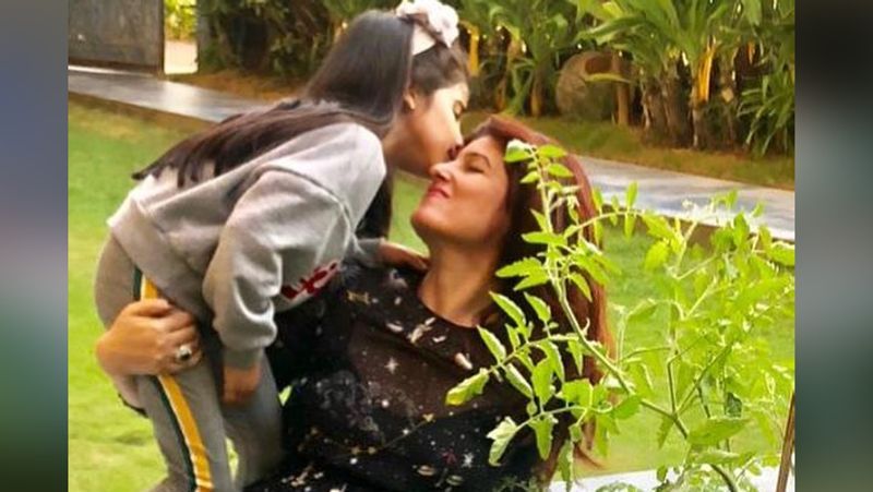 एक्ट्रेस की इस फोटो पर कमेंट करते हुए उनके एक फैन ने लिखा, अब तक का सबसे शानदार मेकअप। वहीं एक और शख्स ने लिखा, फैब्युलस। 