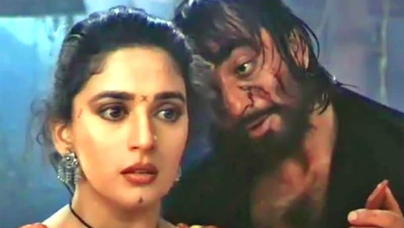 সঞ্জয় তাঁকে দিনের পর দিন ফন করে যেতেন। এমনকি জেলের মধ্যে থেকে যতটুকু অনুমতি ছিল ফোন করার সেখান থেকেও নাকি মাধুরীকে কয়েকবার ফোন করার চেষ্টা করেছিলেন অভিনেতা।