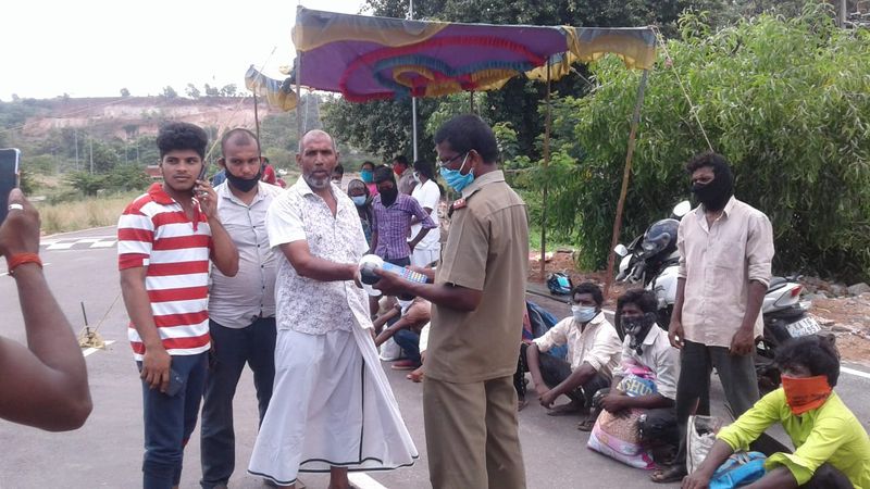 ಜೋಕಟ್ಟೆಯಲ್ಲಿ ಬೀಡು ಬಿಟ್ಟಿದ್ದ ವಲಸೆ ಕಾರ್ಮಿಕರಲ್ಲಿ ಬಿಹಾರ ರಾಜ್ಯಕ್ಕೆ ಸೇರಿದವರು ಇಂದು ರೈಲಿನ ಮೂಲಕ ತಮ್ಮ ಊರುಗಳಿಗೆ ತೆರಳಿದರು. 
