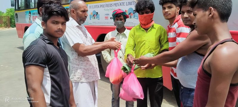 ಜೋಕಟ್ಟೆ ಪಂಚಾಯತ್ ಸದಸ್ಯ ಅಬೂಬಕ್ಕರ್ ಬಾವ ನೇತೃತ್ವದಲ್ಲಿ ಕಾರ್ಮಿಕರಿಗೆ ಹೊಟ್ಟೆ ತುಂಬಾ ಉಣ ಬಡಿಸಿ, ಪ್ರಯಾಣದಲ್ಲಿ ಹಸಿವು ನೀಗಿಸಲು ಊಟದ ಪೊಟ್ಟಣ ಕಟ್ಟಿಕೊಟ್ಟು ಗೌರವ ಪೂರ್ವಕವಾಗಿ ಬೀಳ್ಕೊಡಲಾಯ್ತು.