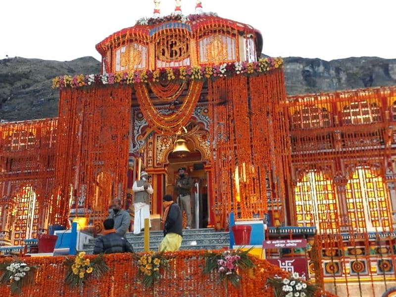 এদিন বদ্রীনাথ মন্দির খোলার সময় ২৭ জনের মধ্যে প্রধান পুরোহিত ছাড়া ছিলেন মন্দিরের বোর্ড সদস্যরা।