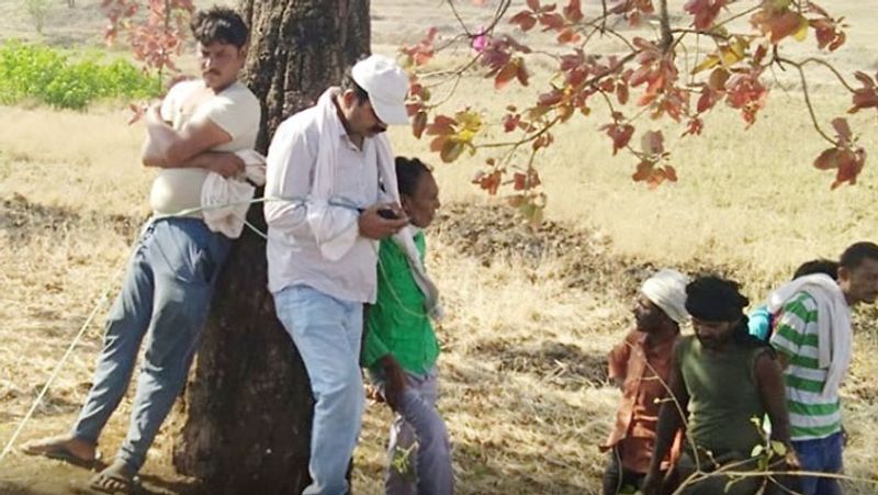 भीखमपुर में खेत में मनरेगा के तहत काम चल रहा था। बुधवार सुबह इंजीनियर मूल्यांकन करने पहुंचे थे। चूंकि मजदूरों से जितने दिनों तक काम कराया जाना था, वो अवधि पूरी हो गई थी। इसलिए इंजीनियर ने काम रोकने को कहा। इस पर विवाद हो गया। वहीं, पुराने भुगतान को लेकर भी मजदूर नाराज थे।
आगे देखें लॉकडाउन में मजूदरों की मार्मिक तस्वीरें