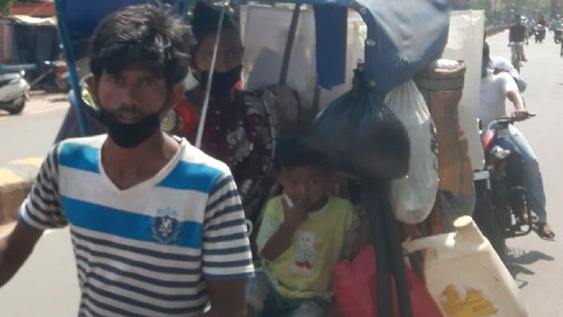 यह तस्वीर झारखंड के देवघर में देखने को मिली। मूलत: पश्चिम बंगाल के रहने वाले गणेश दिल्ली में काम करते थे। काम-धंधा बंद हुआ, तो भूखों मरने की नौबत आ गई। लिहाजा, उन्होंने 5000 रुपए में पुराना रिक्शा खरीदा और अपने घर को निकल पड़े। रिक्शे पर उनकी पत्नी और साढ़े तीन साल की बच्ची बैठी थी। करीब 1350 किमी रिक्शा खींचकर वे देवघर पहुंचे, तो यहां कम्यूनिटी किचन में सबने खाना खाया। इसके बाद आगे निकल गए। आगे पढ़िये 6 दिन पैदल चली गर्भवती...