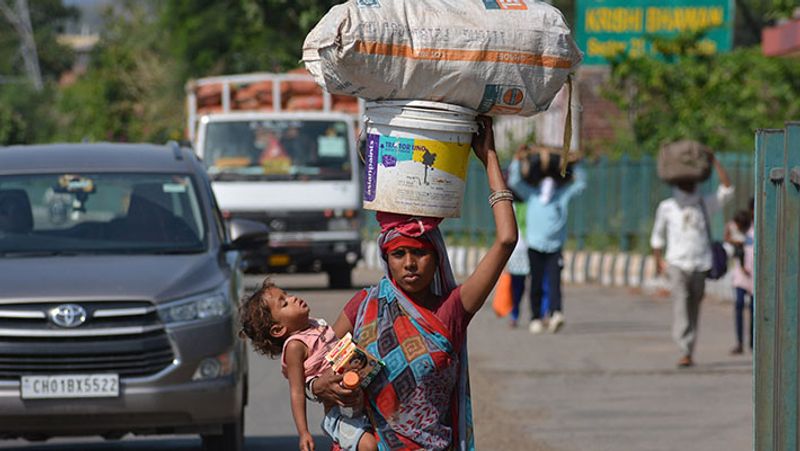 यह तस्वीर गुरुग्राम की है। पैदल घर जाते मजदूरों का सब्र कभी-कभार जवाब दे जाता है।