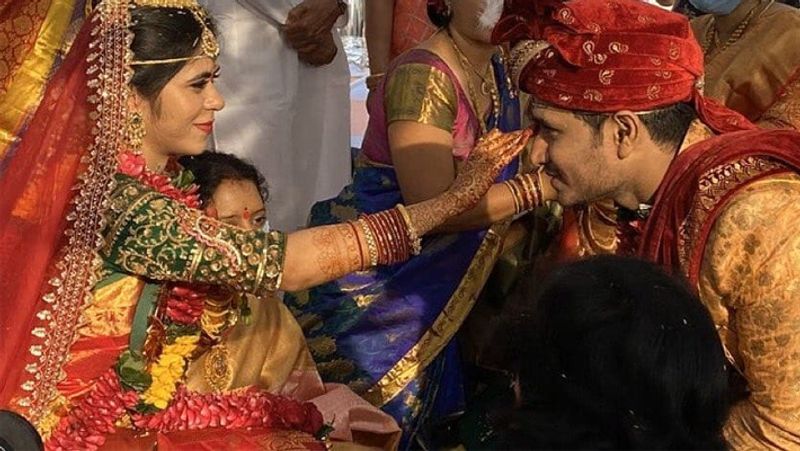 बता दें, निखिल सिद्धार्थ जहां एक्टर हैं, वहीं पल्लवी वर्मा डॉक्टर हैं। एक्टर ने कहा था कि लॉकडाउन के दौरान सरकार के नियमों के तहत ही यह शादी होगी।