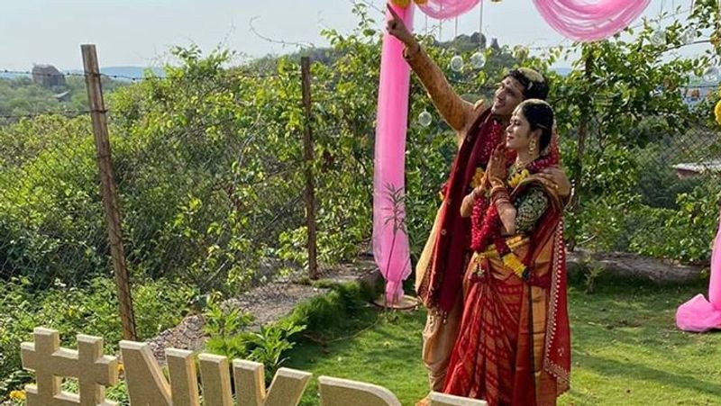 निखिल और पल्लवी ने पहले तो इस बार भी शादी की तारीख टालने की कोशिश की। पर, जब उन्हें पता चला कि लॉकडाउन और आगे जा सकता है तो फिर दोनों ने इस तारीख पर अंतिम मुहर लगा दी।