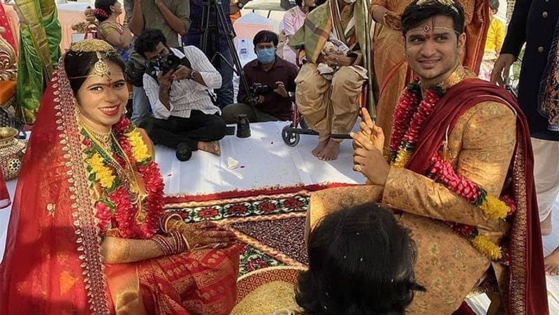 शादी की रस्में पूरी करते निखिल और पल्लवी।